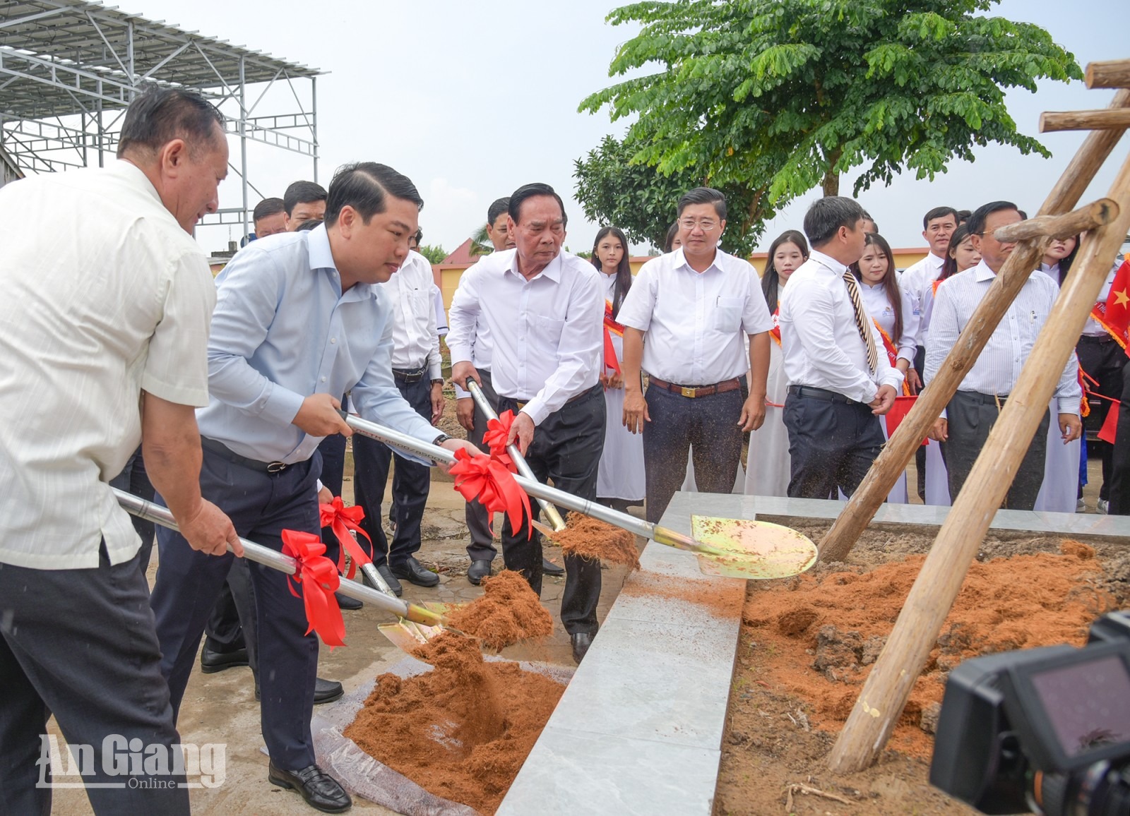 Đại tướng Lê Hồng Anh trao công trình 2,7 tỷ đồng cho Trường THCS và THPT Vĩnh Phong