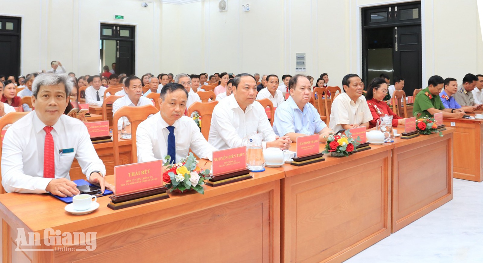 Đại biểu tham dự họp mặt 