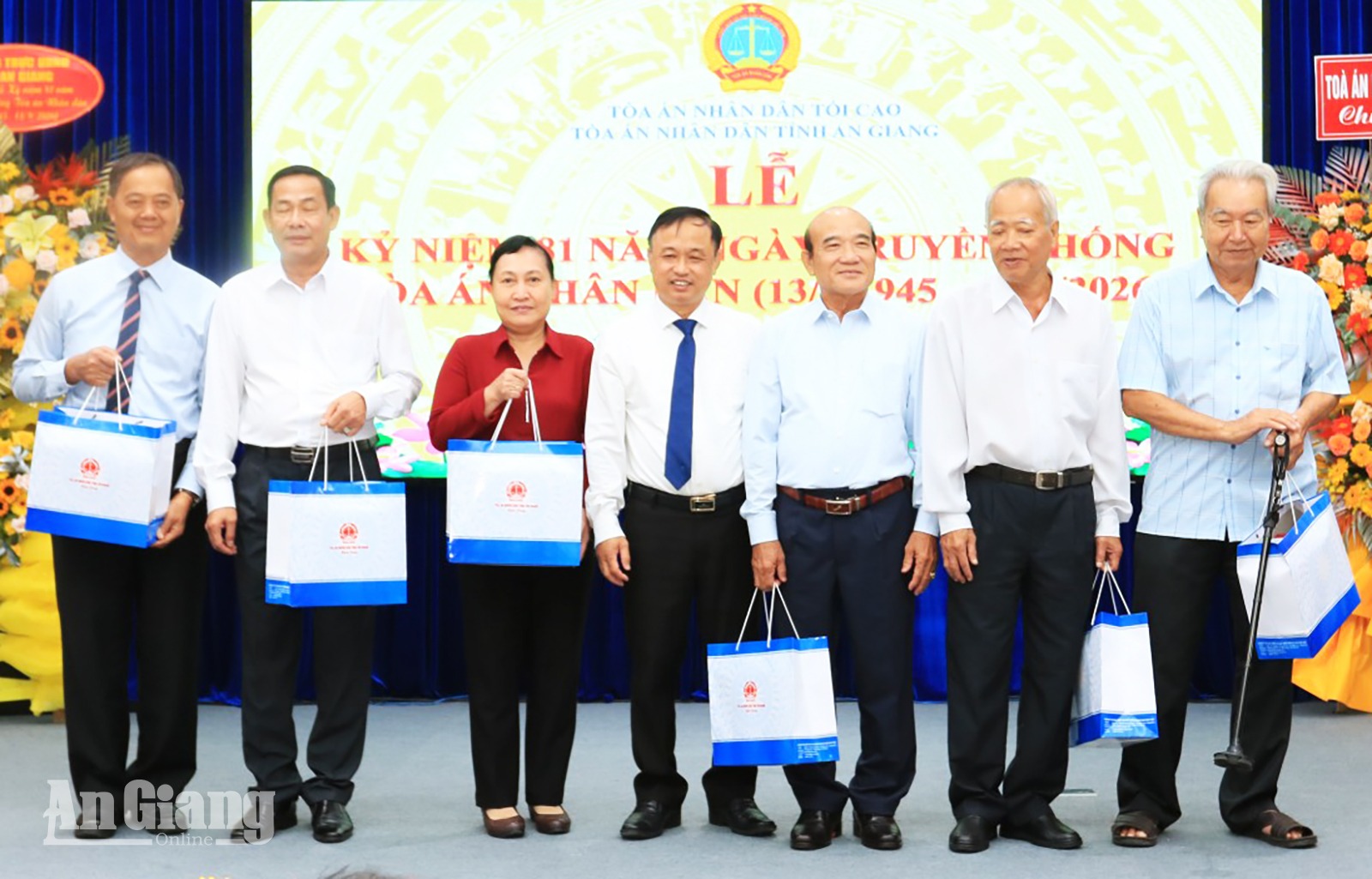 Phó Chánh án Tòa án nhân dân Tối cao Nguyễn Biên Thùy tặng quà cho nguyên lãnh đạo Tòa án nhân dân tỉnh An Giang