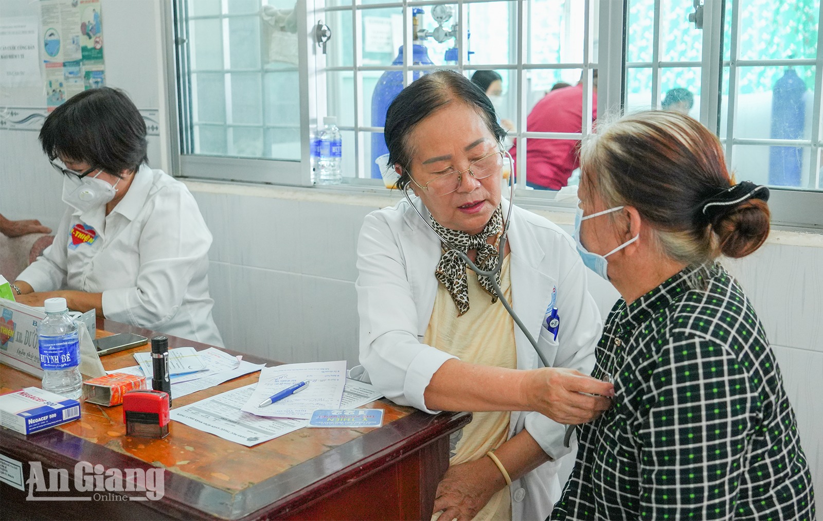 Gần 500 người dân xã Kiên Lương được khám bệnh, cấp thuốc miễn phí
