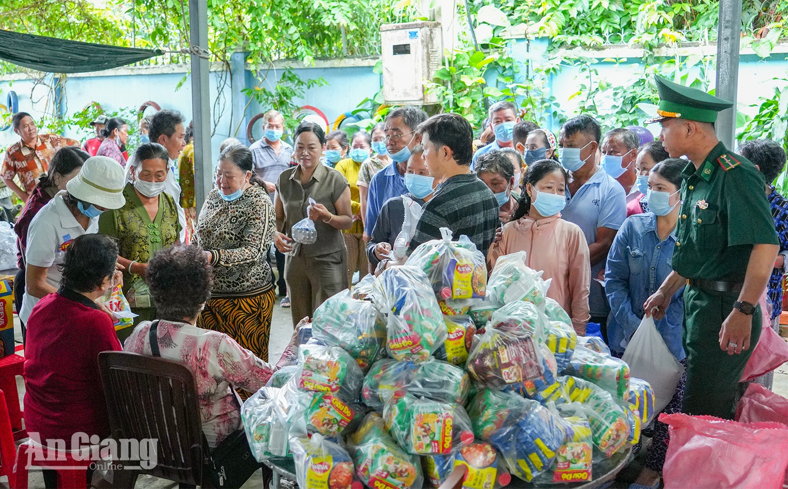 Gần 500 người dân xã Kiên Lương được khám bệnh, cấp thuốc miễn phí