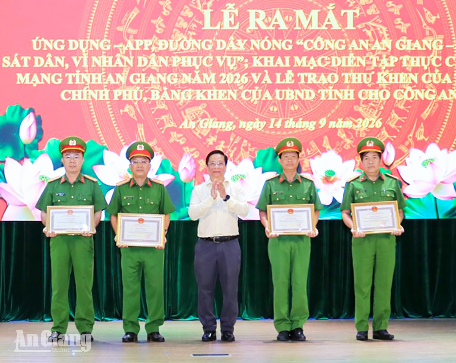 Uỷ viên Trung ương Đảng, Phó Bí thư Tỉnh uỷ, Chủ tịch UBND tỉnh An Giang Hồ Văn Mừng, trao Bằng khen UBND tỉnh cho các tập thể, cá nhân có thành tích xuất sắc đột xuất trong công tác chống buôn lậu, gian lận thương mại và hàng giả