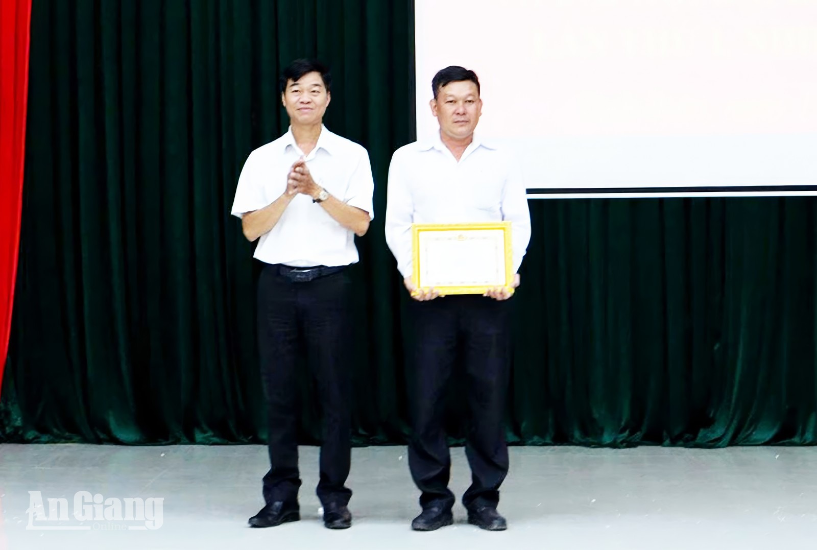 Tịnh Biên trao giải cuộc thi tìm hiểu văn kiện Đại hội Đảng các cấp