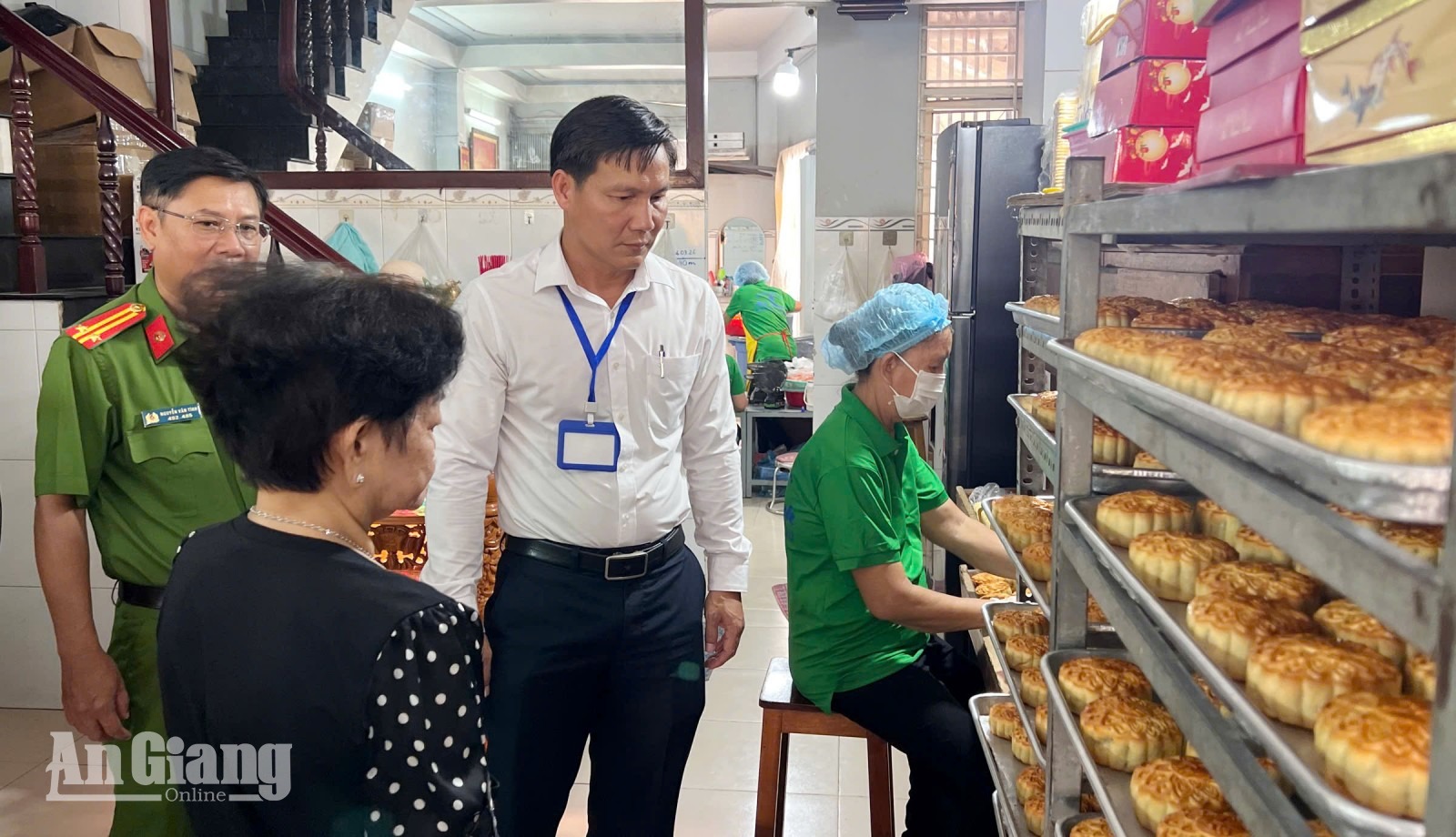 Đoàn kiểm tra liên ngành kiểm tra thực tế tại cơ sở sản xuất bánh trung thu Mỹ Thanh, phường Long Xuyên