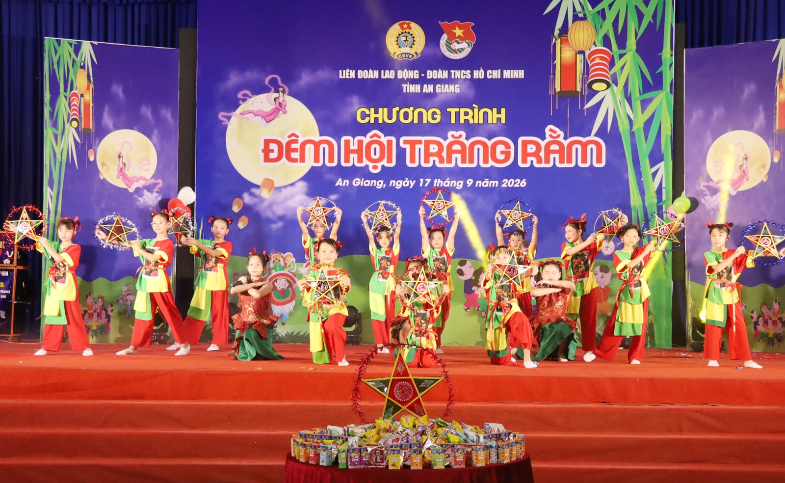 210 thiếu nhi là con đoàn viên, người lao động vui Trung thu