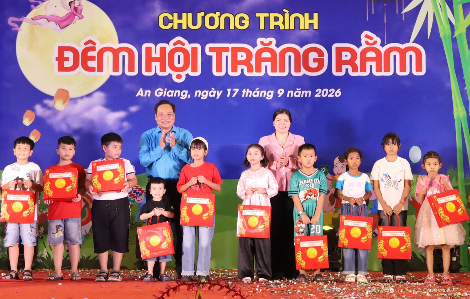210 thiếu nhi là con đoàn viên, người lao động vui Trung thu