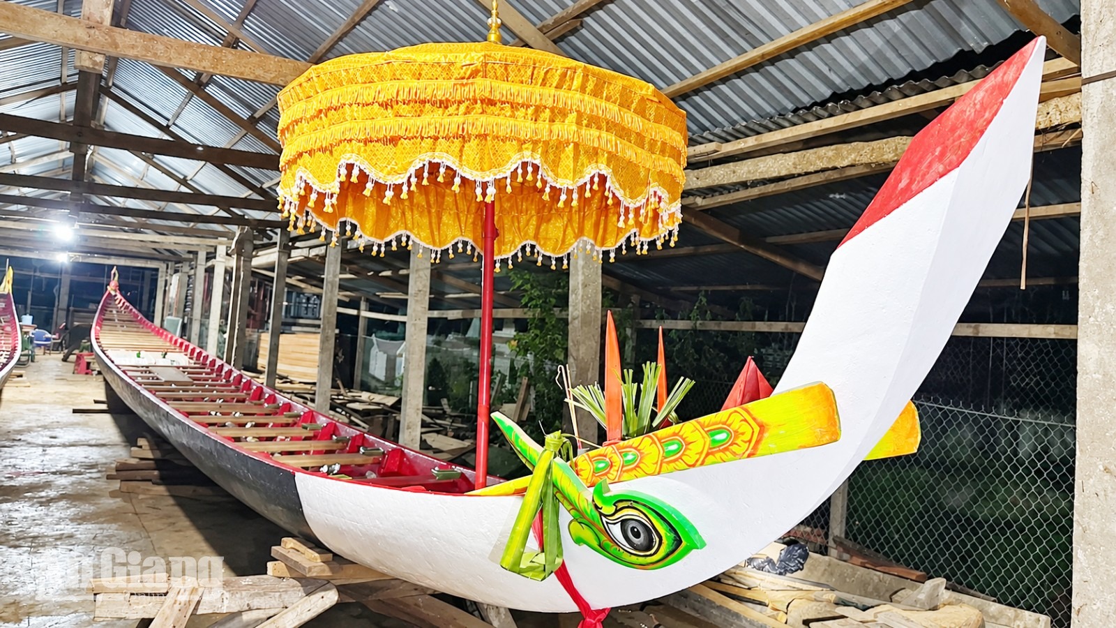 Chiếc ghe ngo độc mộc 176 năm tuổi trở lại đường đua