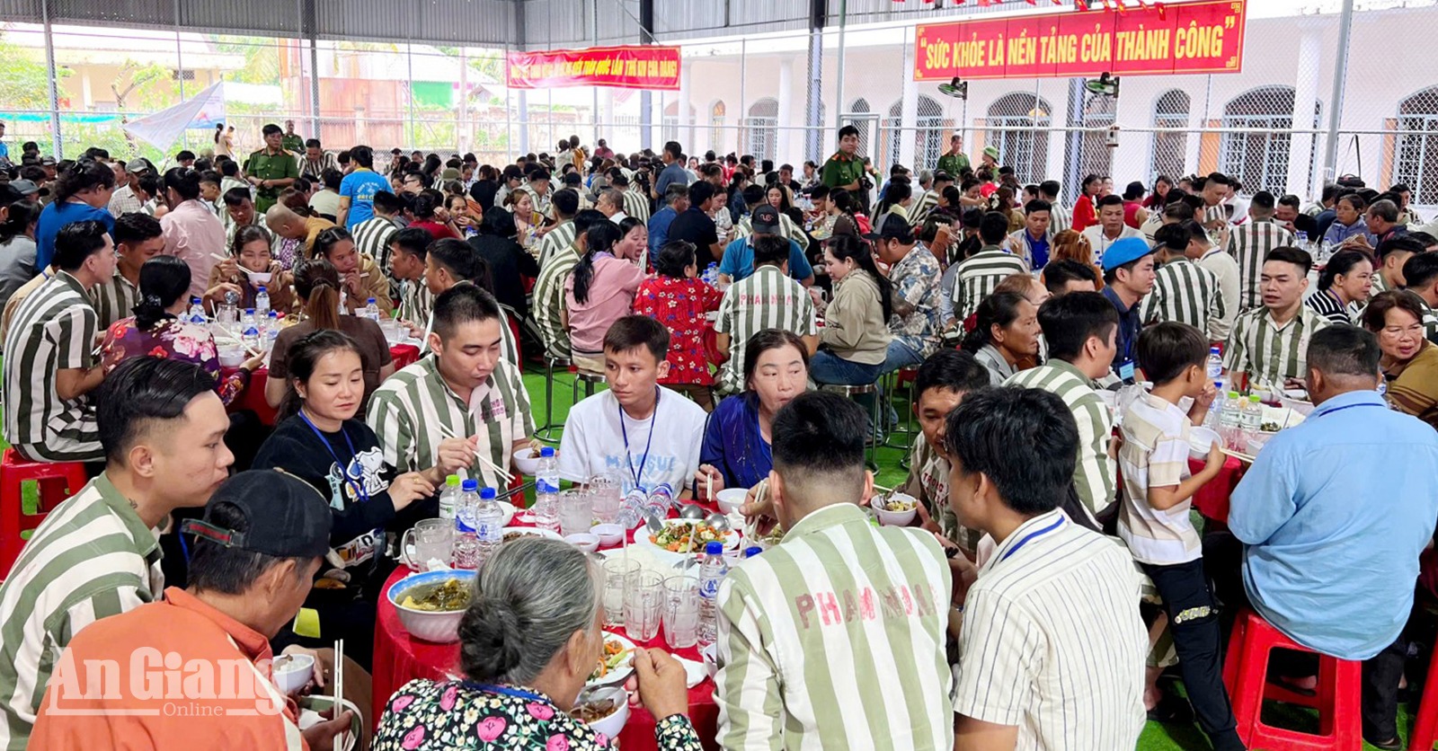 Thân nhân và các phạm nhân cùng tham gia bữa cơm trưa đầm ấm gia đình 
