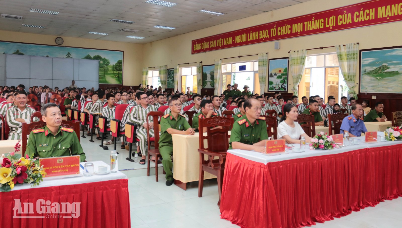 Đại biểu và hơn 300 thân nhân, phạm nhân tiêu biểu tham dự Hội nghị