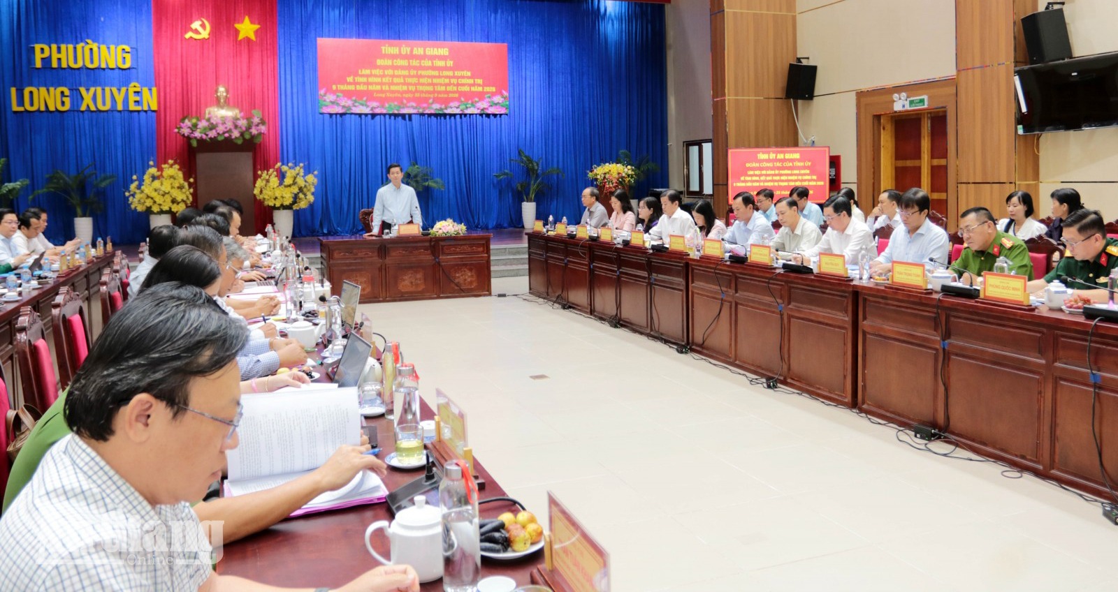 Quang cảnh buổi làm việc