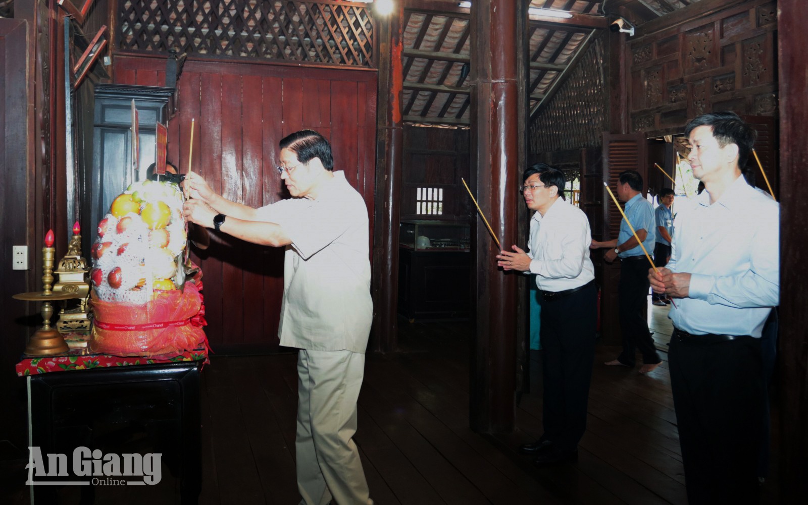 Nguyên Trưởng Ban Nội chính Trung ương Phan Đình Trạc; Bí thư Tỉnh ủy An Giang Lê Quang Tùng và các đại biểu cùng dâng hương tại nhà sàn thời niên thiếu Chủ tịch Tôn Đức Thắng