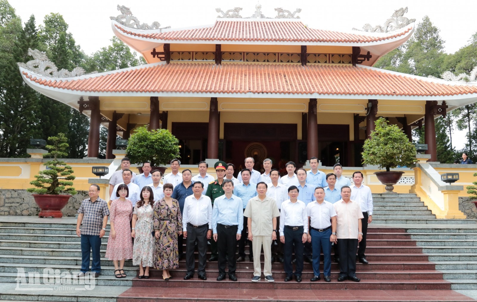 Đại biểu chụp hình lưu niệm trước Đền thờ Chủ tịch Tôn Đức Thắng