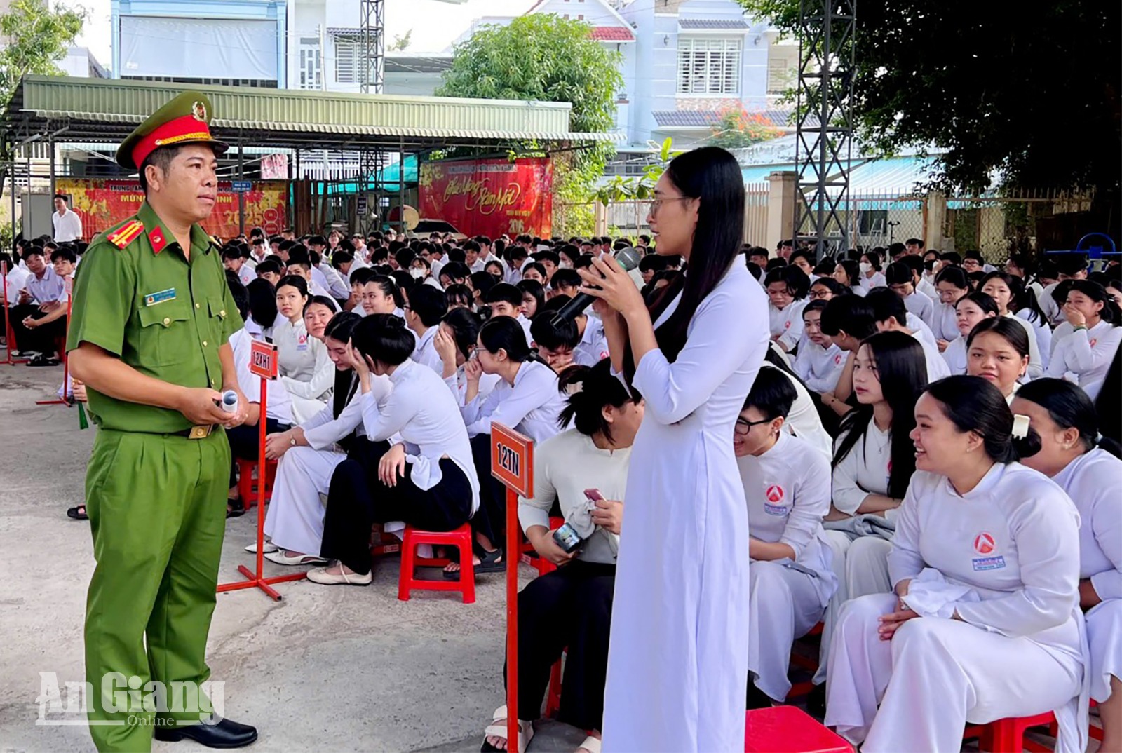 Học sinh trả lời câu hỏi về phòng tránh bạo lực học đường