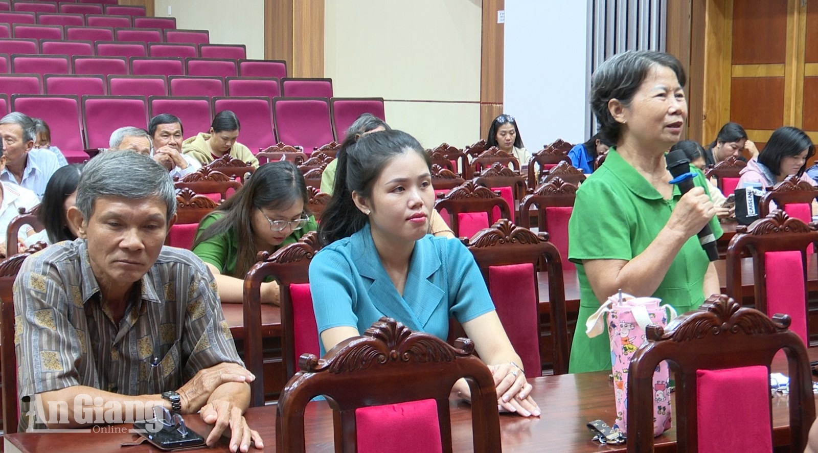 Người dân phát biểu ý kiến