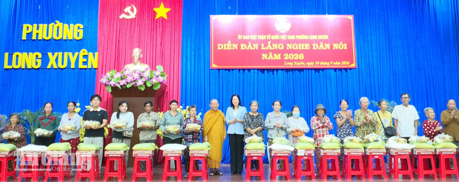 Tặng quà cho các hộ dân