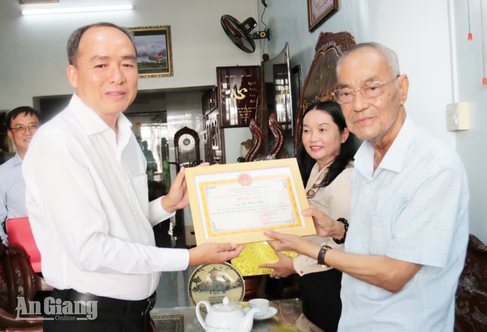 Bí thư Đảng ủy, Chủ tịch HĐND phường Long Xuyên Lâm Quang Thi thăm, mừng thọ ông Lê Phú Hội