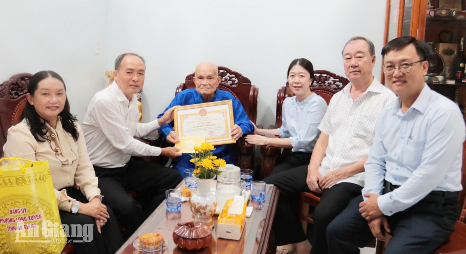 Bí thư Đảng ủy, Chủ tịch HĐND phường Long Xuyên Lâm Quang Thi thăm, chúc thọ cụ Nguyễn Thiện Tâm