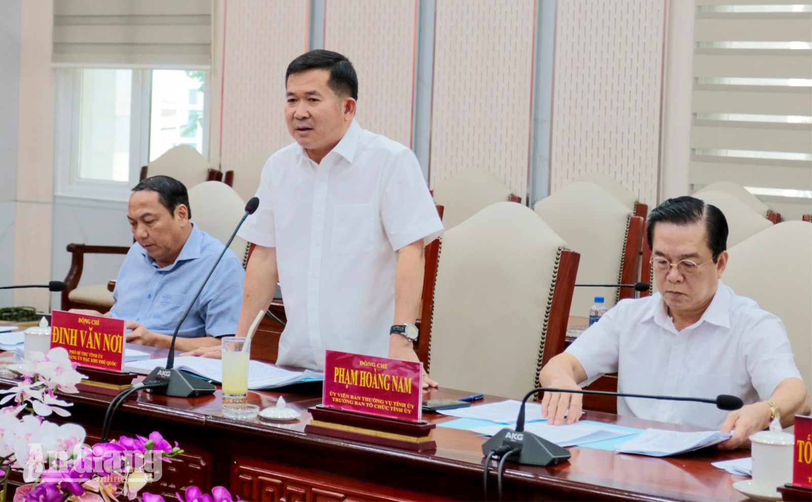 Phó Bí thư tỉnh ủy Đinh Văn Nơi phát biểu ý kiến