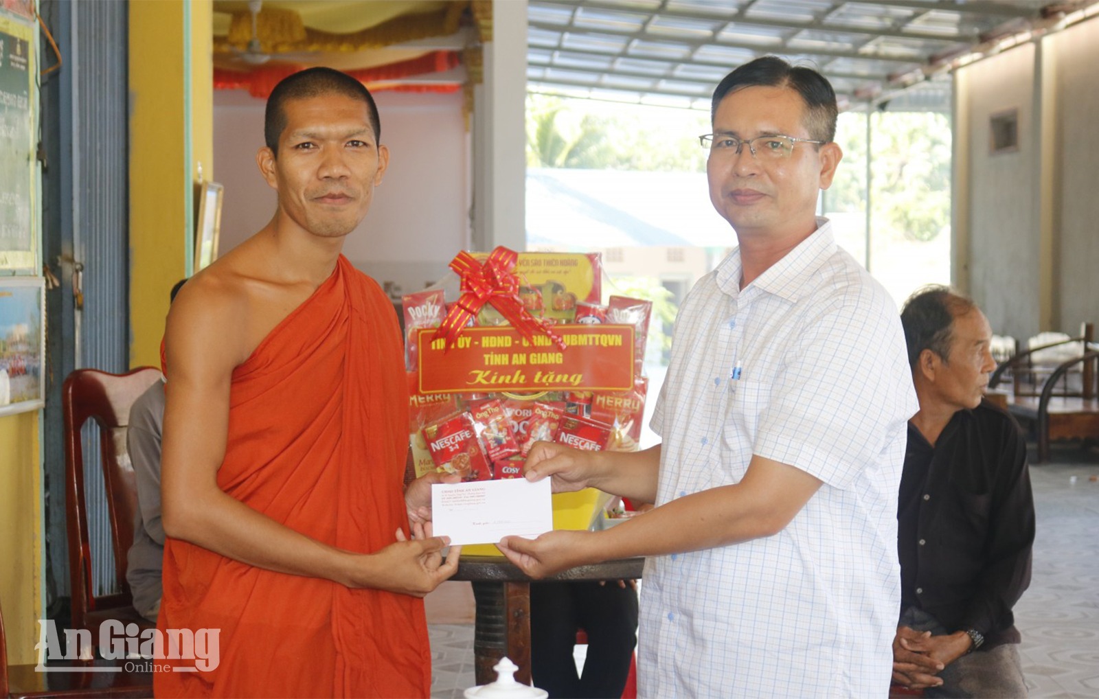 Thăm, tặng quà các chùa Phật giáo Nam tông Khmer, chức sắc, cán bộ hưu trí