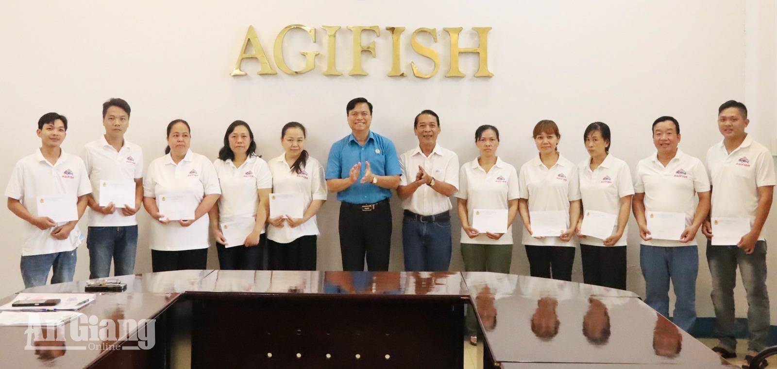 Công đoàn An Giang thăm doanh nghiệp, tặng quà 300 người lao động