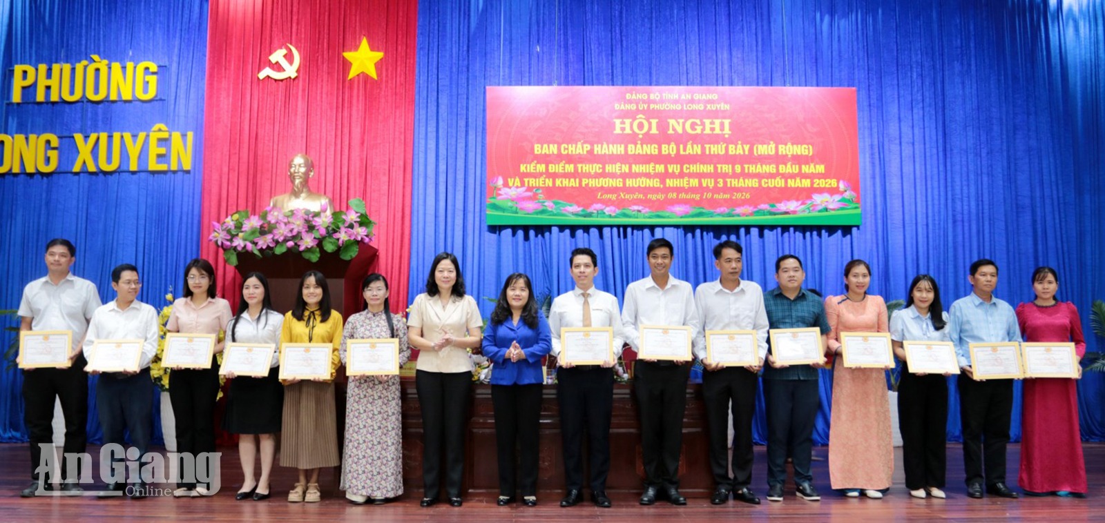 Phó Bí thư Thường trực Đảng ủy, Võ Thị Xuân Kiều và Chủ tịch UBND phường Long Xuyên Đoàn Thị Hương Hà trao thưởng cho các tập thể, cá nhân