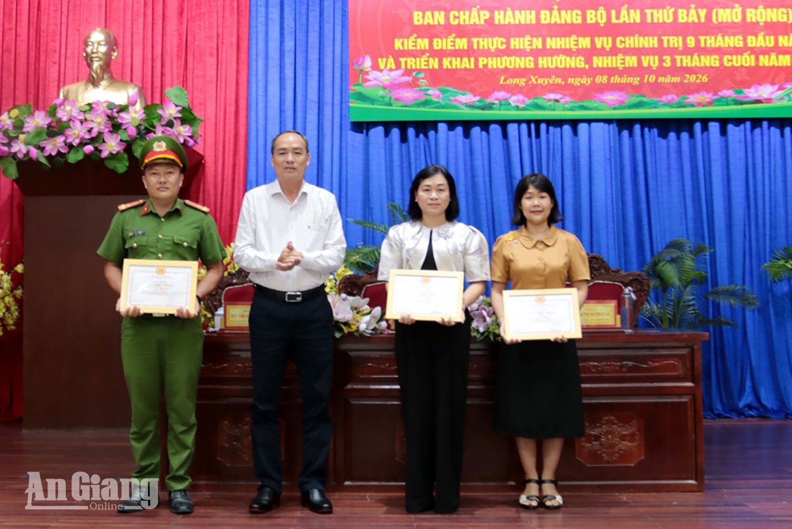 Bí thư Đảng ủy, Chủ tịch HĐND phường Long Xuyên, Lâm Quang Thi trao giải cho 3 cá nhân xuất sắc cuộc thi