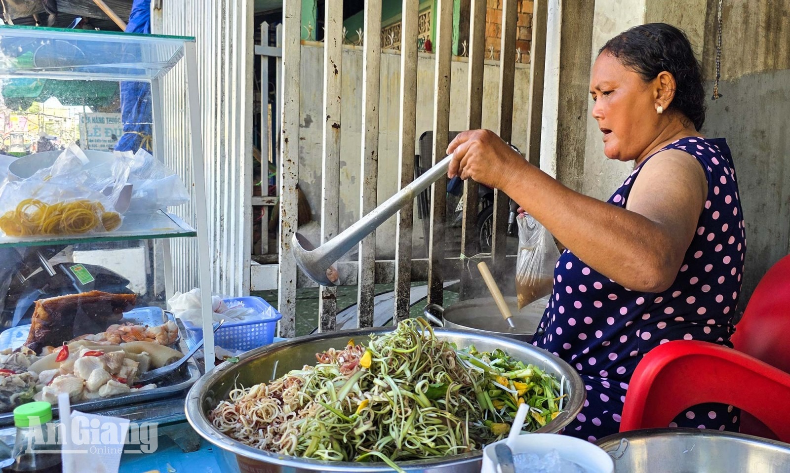 Quán bún mắm gần 40 năm giữ chân thực khách ở Rạch Giá