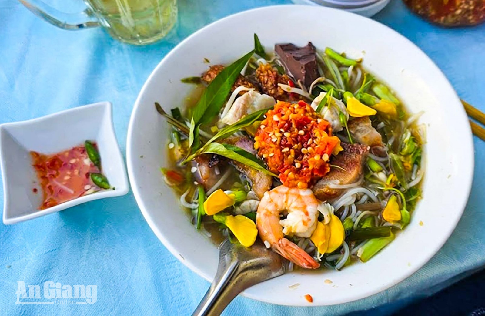 Quán bún mắm gần 40 năm giữ chân thực khách ở Rạch Giá