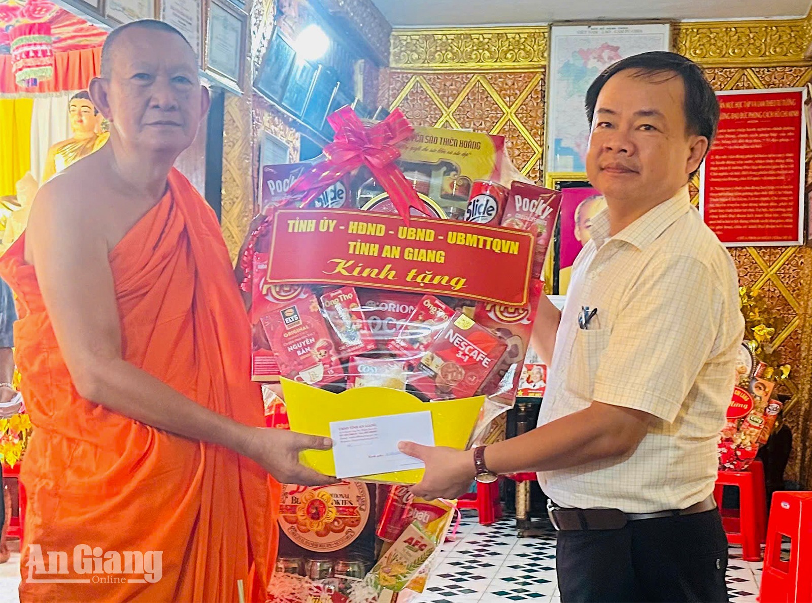 Thăm đồng bào Khmer xã An Cư và Chi Lăng dịp Sene Đôn Ta