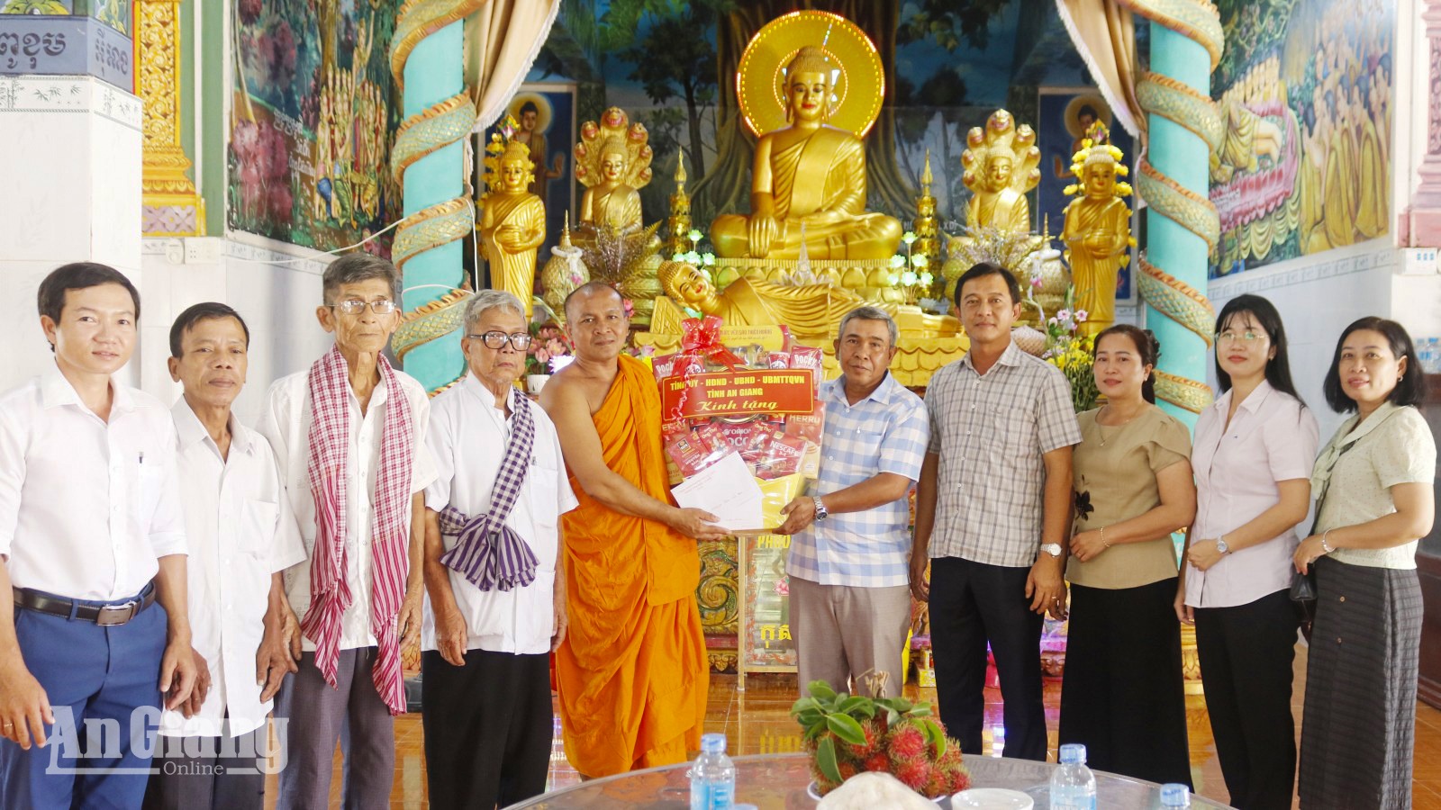 Sở Dân tộc và Tôn giáo thăm đồng bào Khmer dịp lễ Sene Đôn Ta