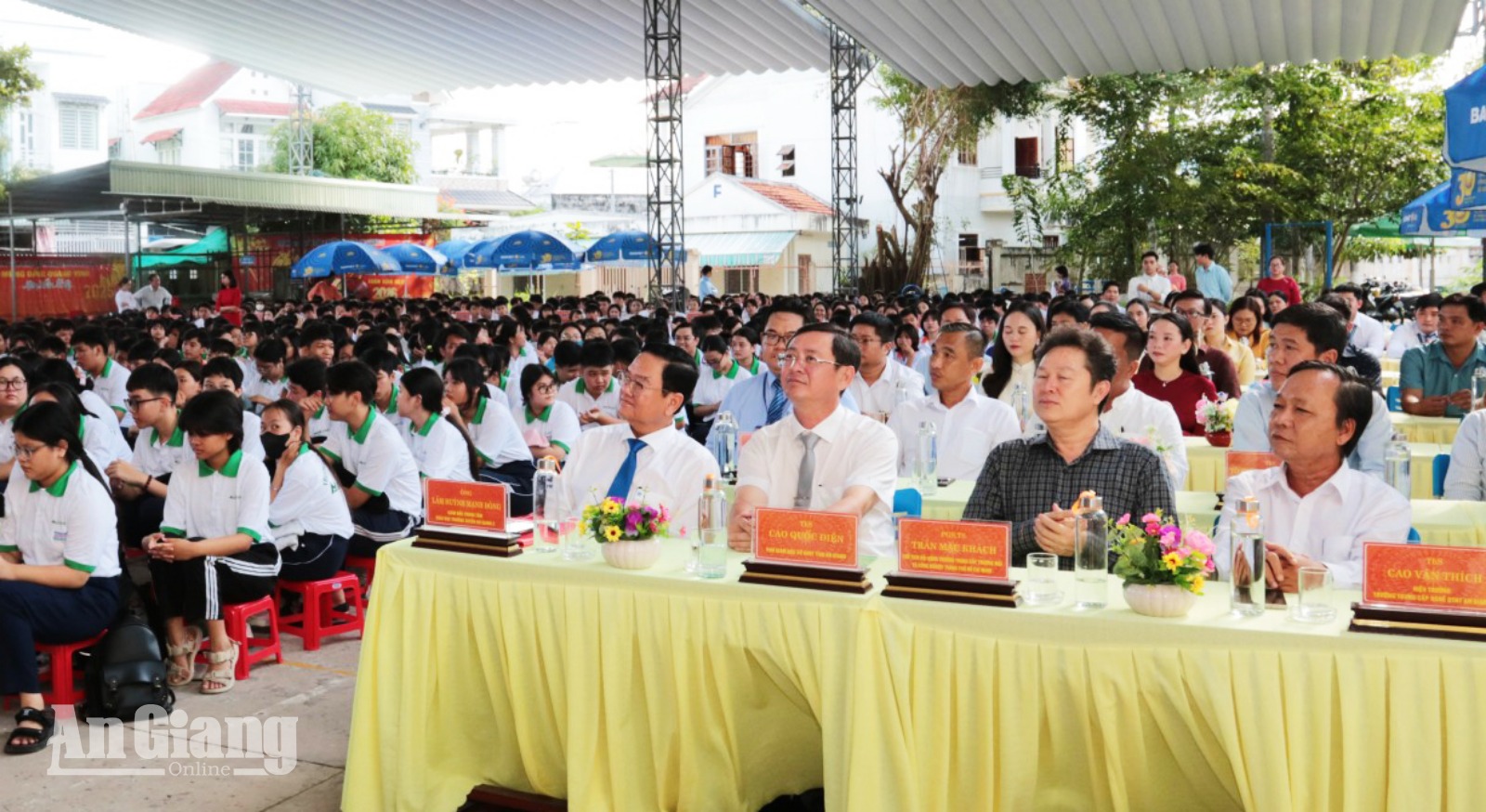 Đại biểu và các học viên tham dự khai giảng