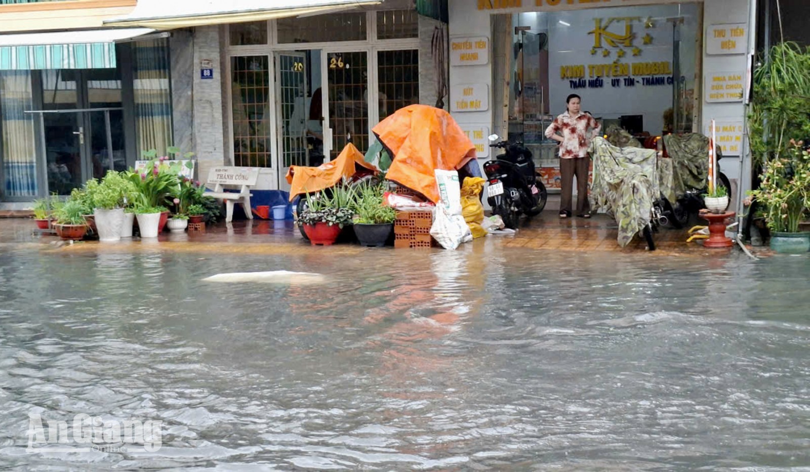 Người dân sinh sống, mua bán trên tuyến đường bất lực sau những trận mưa lớn