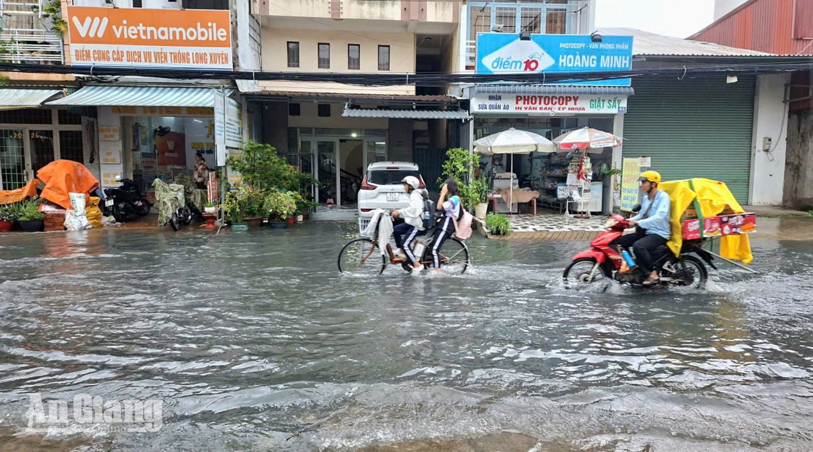 Người dân Mỹ Thới mong sớm nâng cấp đường Trần Quang Khải (Đoạn đường Trần Quang Khải bị ngập nước sau những cơn mưa lớn. Ảnh: chụp lúc 14 giờ 32 phút ngày 6/10/2026)