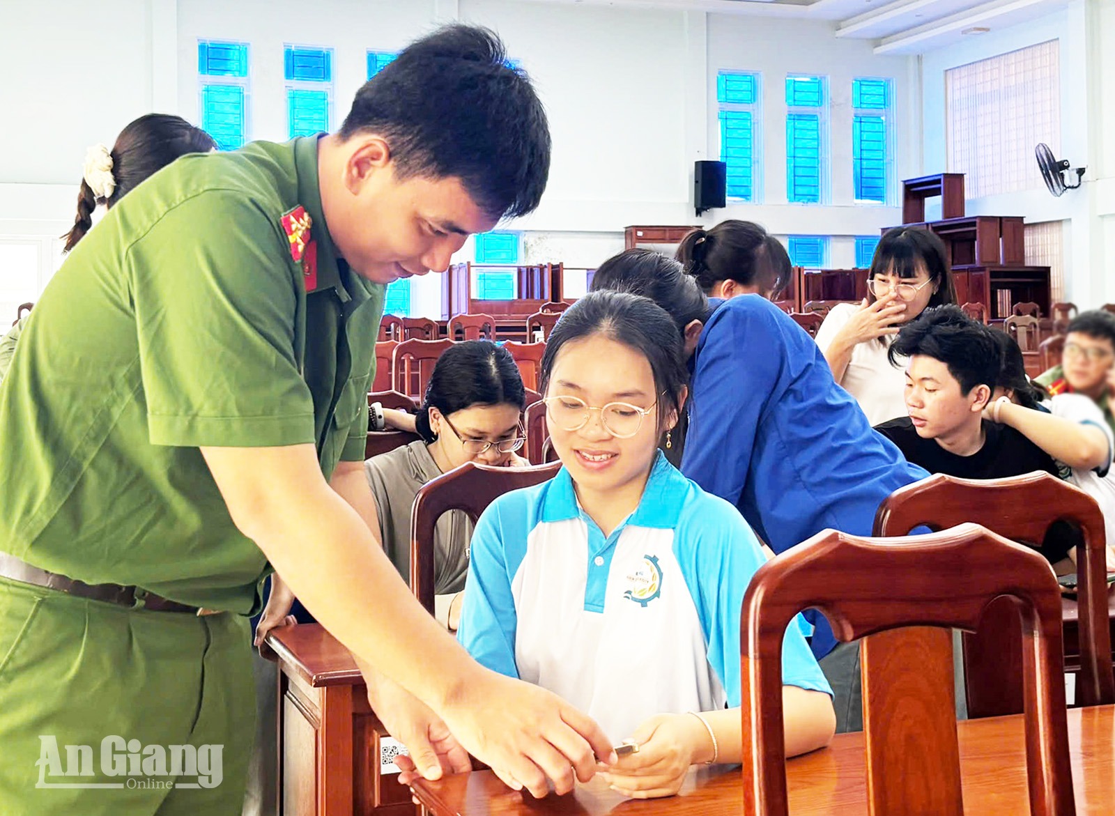 Hơn 1.500 sinh viên Trường Đại học Kiên Giang được hướng dẫn sử dụng ứng dụng VNeID