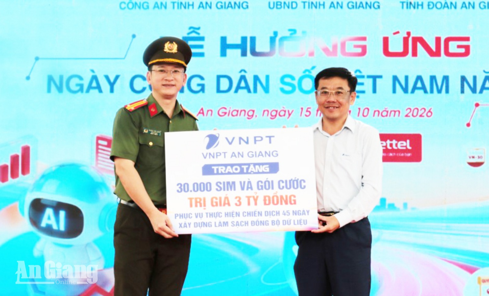 Trung tá Trương Văn Quốc, Trưởng Ban Thanh niên Công an tỉnh tiếp nhận bảng tượng trưng 30.000 sim và gói cước