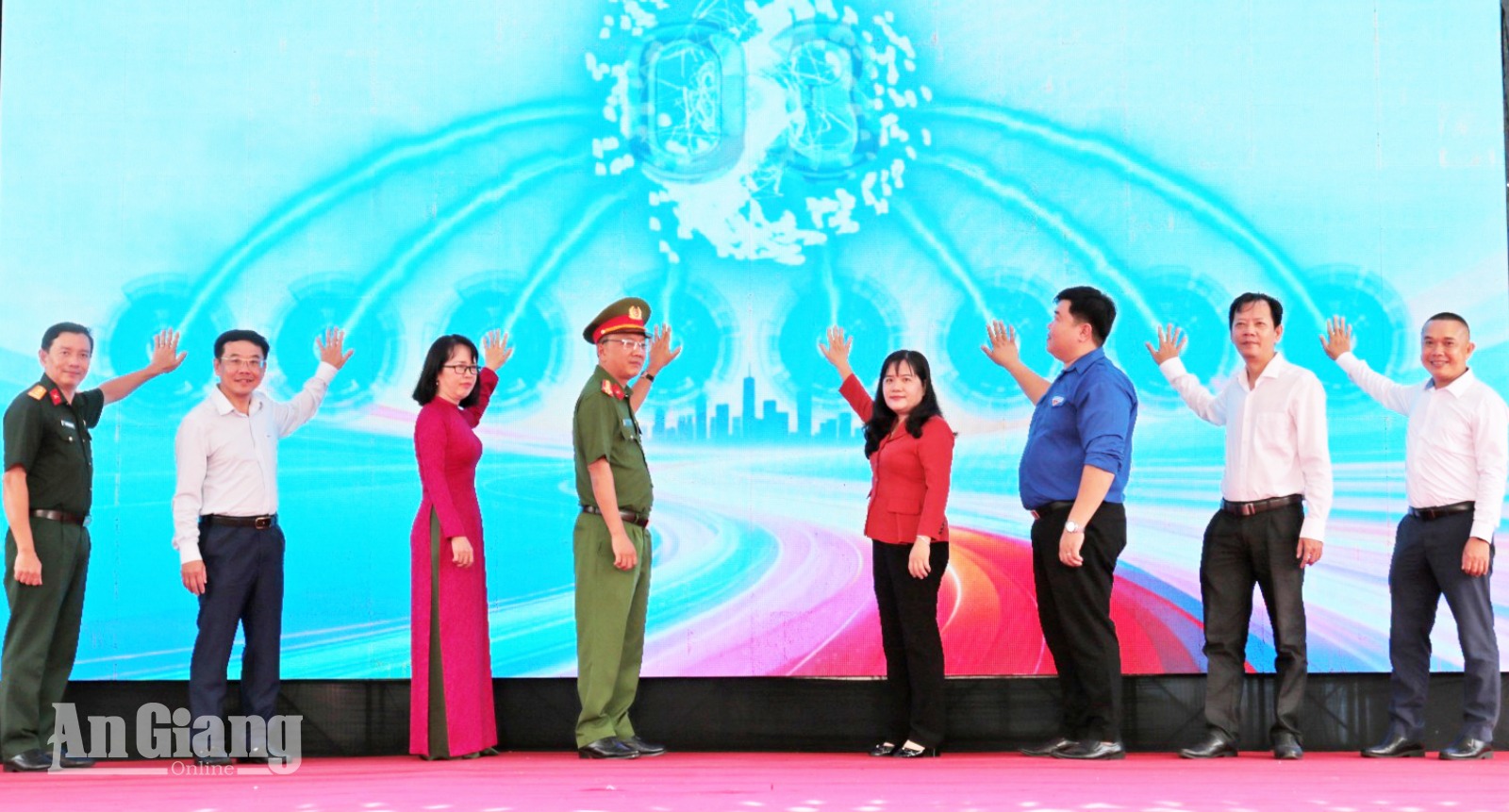 ại biểu thực hiện nghi thức phát động hưởng ứng Ngày Công dân số Việt Nam tỉnh An Giang