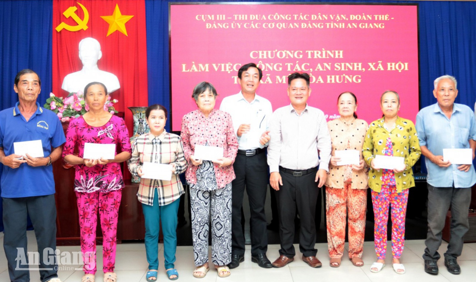 Tặng quà cho các hộ dân xã Mỹ Hòa Hưng