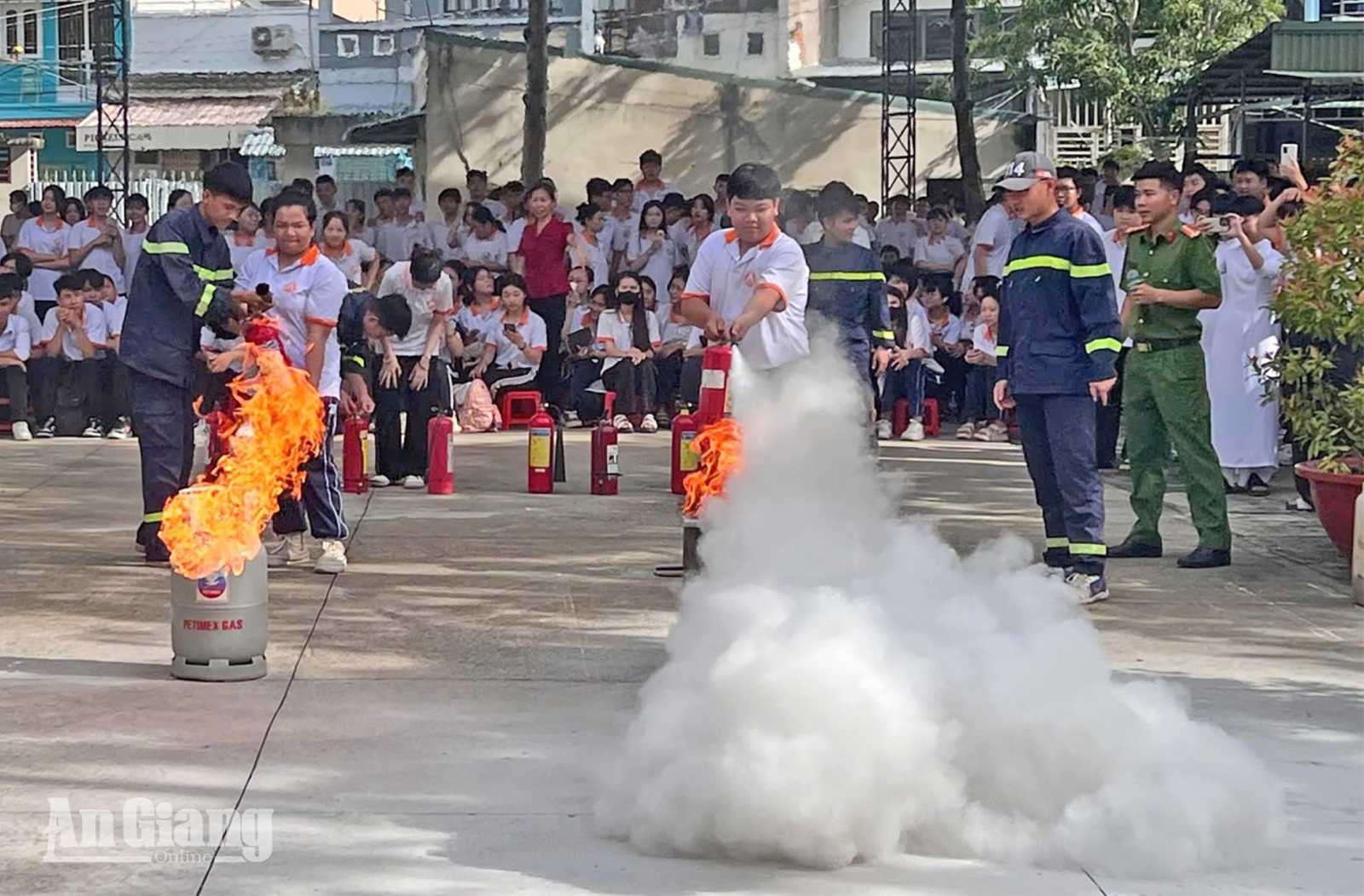 Học sinh được thực hành sử dụng bình chữa cháy xách tay để dập tắt đám cháy do rò rỉ gas và cháy do xăng, dầu