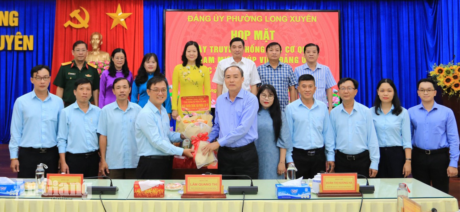 Thường trực Đảng ủy phường tặng quà chúc mừng Văn phòng Đảng ủy