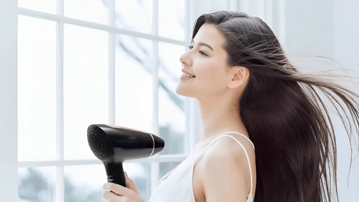 Description: Máy sấy ion âm hỗ trợ giảm tóc xơ rối và giúp mái tóc suôn mượt