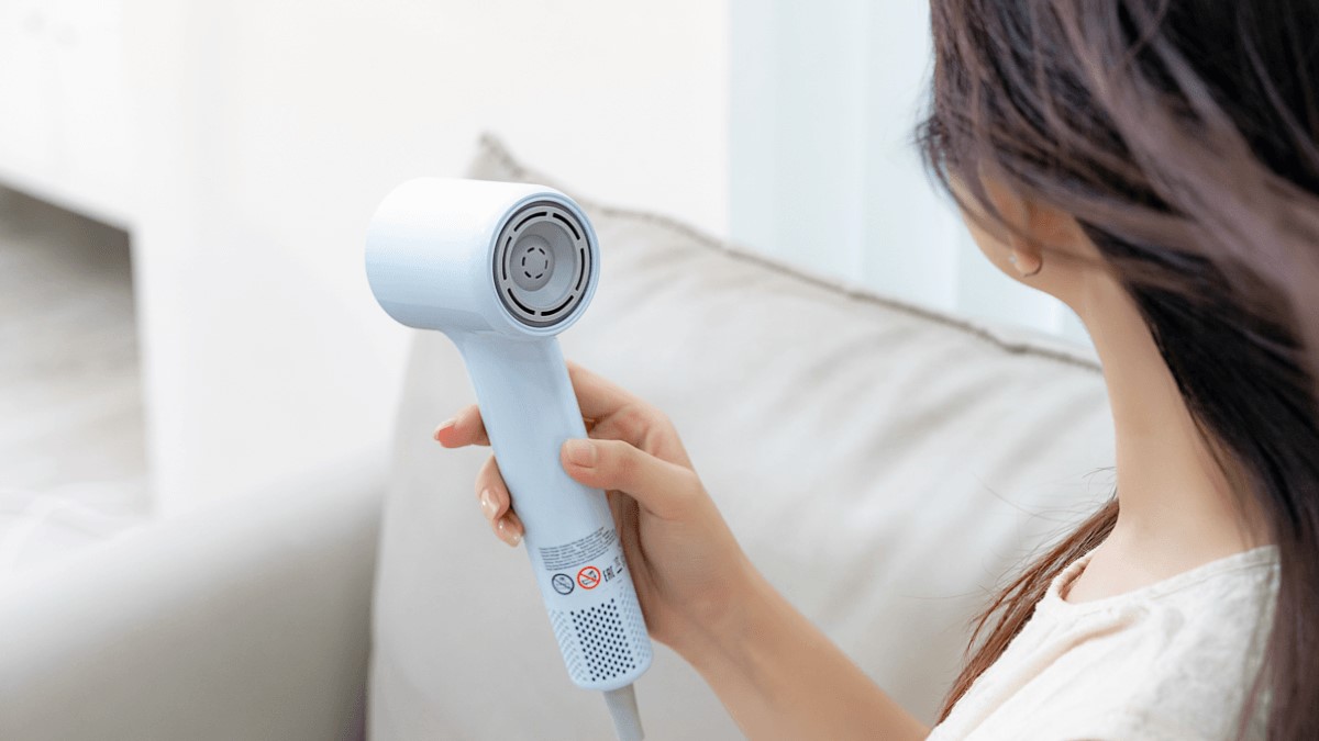 Description: Máy sấy ion âm giúp trung hòa tĩnh điện, hạn chế tóc bông xù và dễ chải sau khi sấy