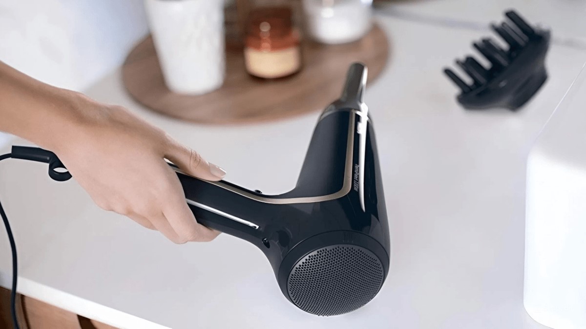Description: Công nghệ trên máy sấy ion âm Philips hỗ trợ giữ độ ẩm tự nhiên và tăng vẻ bóng khỏe cho tóc
