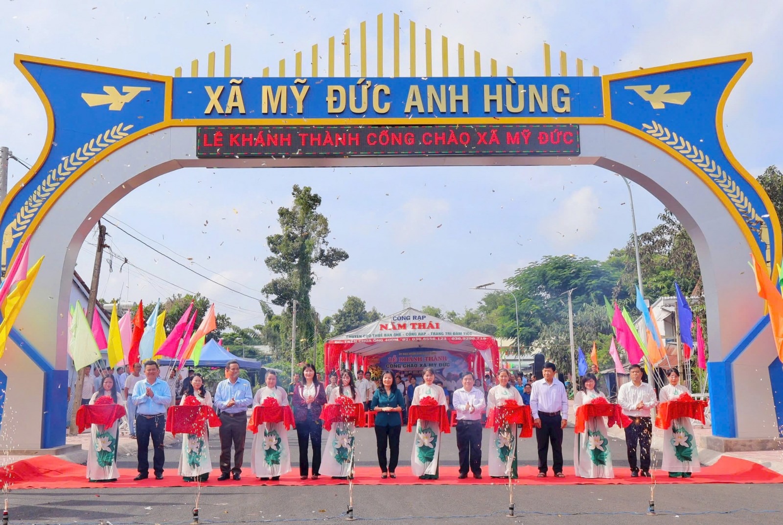 Modern Gate Structure My Duc district inaugurates a welcome gate worth nearly 1.9 billion VND.