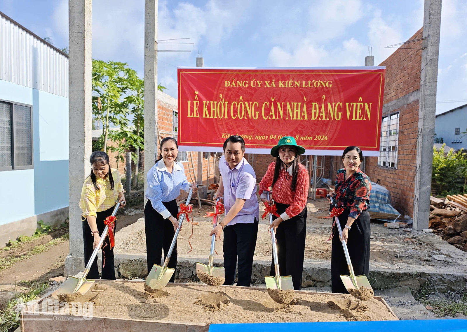 Ấm áp căn nhà đảng viên