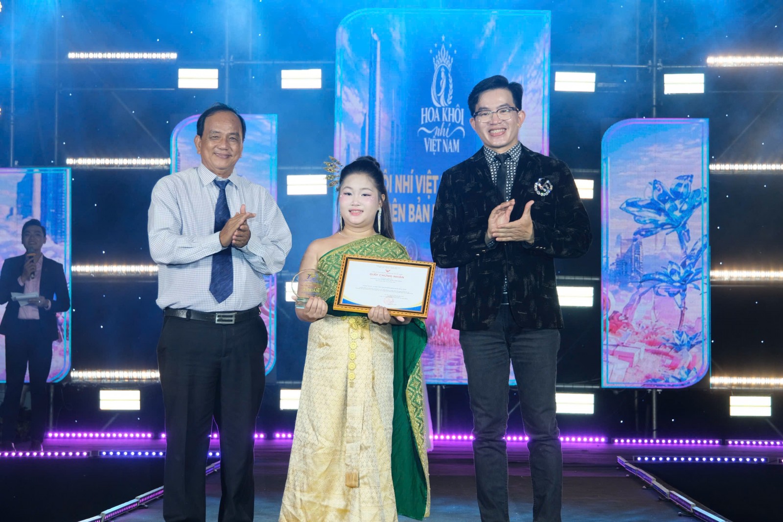 Võ Tường Vy mang giai điệu miền Tây lên sân khấu, chinh phục khán giả tại Sao Mai Nhí - Phiên bản Ngôi Sao