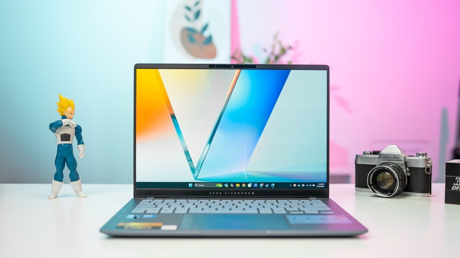 Description: Asus Vivobook Review laptop AI thế hệ mới với thiết kế mỏng nhẹ và màu sắc trẻ trung