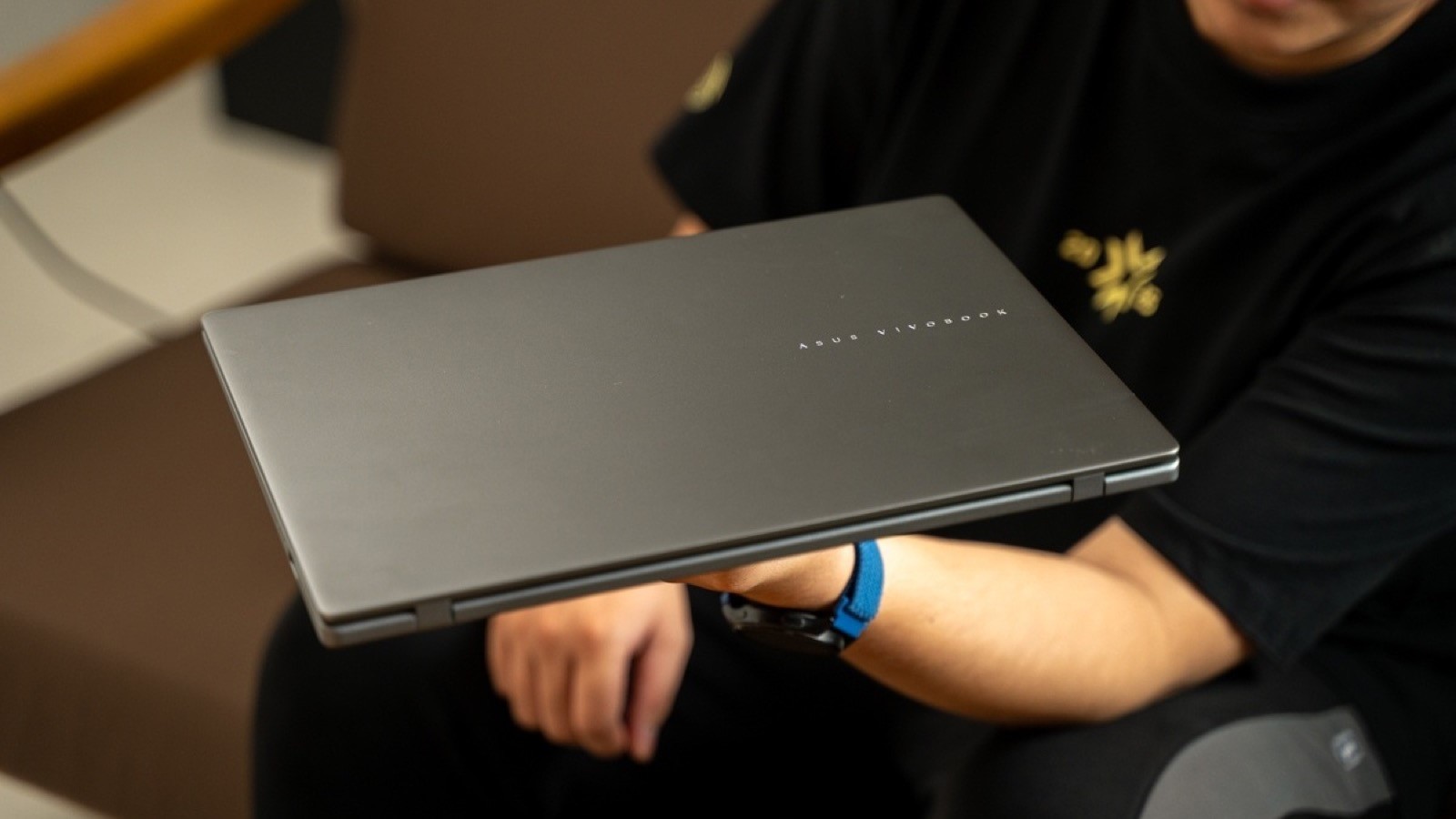 Description: Asus Vivobook Review thân máy mỏng nhẹ, vỏ kim loại có logo khắc CNC dễ cầm bằng một tay