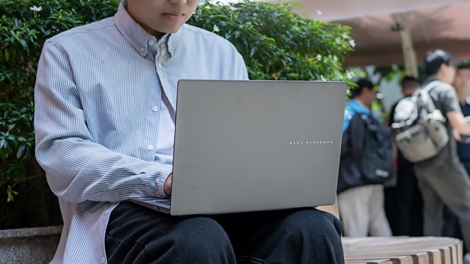 Description: Asus Vivobook Review cho thấy máy nhẹ, hợp học sinh, sinh viên và nhân viên văn phòng mang đi lại