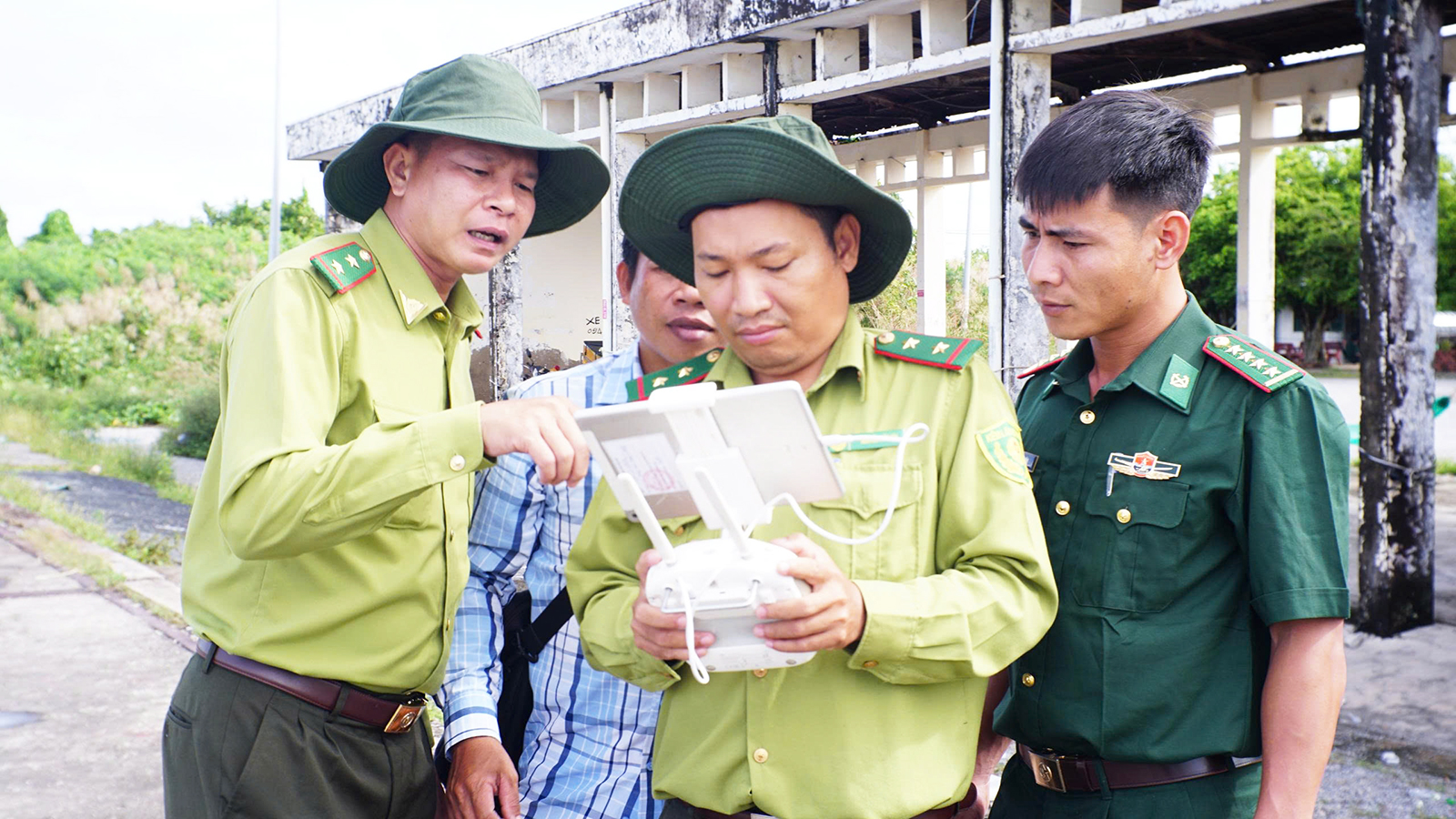 An Giang forest rangers use drones to support forest protection efforts.