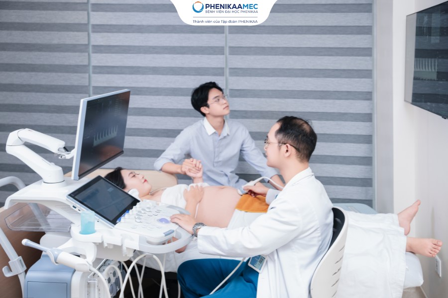 Ra máu báo thai siêu âm được chưa? Mốc khám thai đầu tiên mẹ bầu cần nhớ